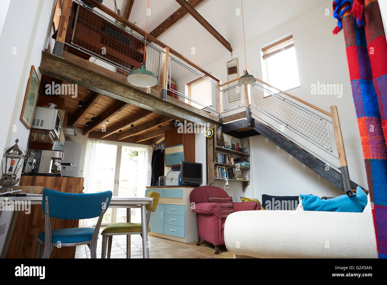 Innenansicht mit Lounge und Galleried Schlafzimmer Wohnung Stockfoto