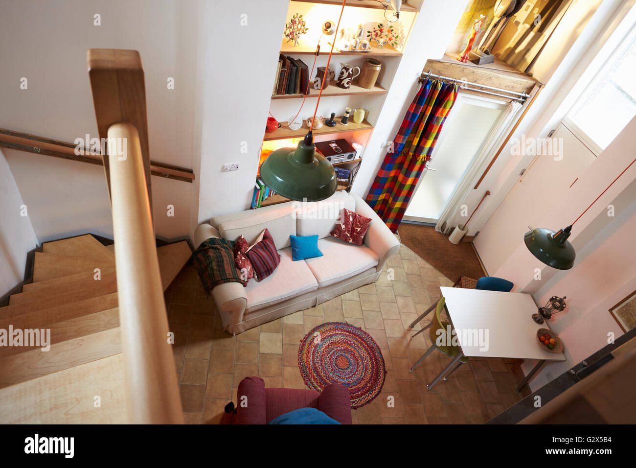 Innere stilvolle Wohnung mit Lounge und Treppe Stockfoto