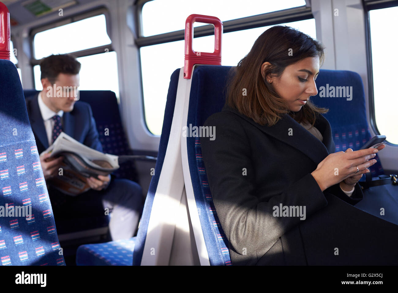 Geschäftsfrau, die SMS-Nachricht auf Zug während pendeln lesen Stockfoto