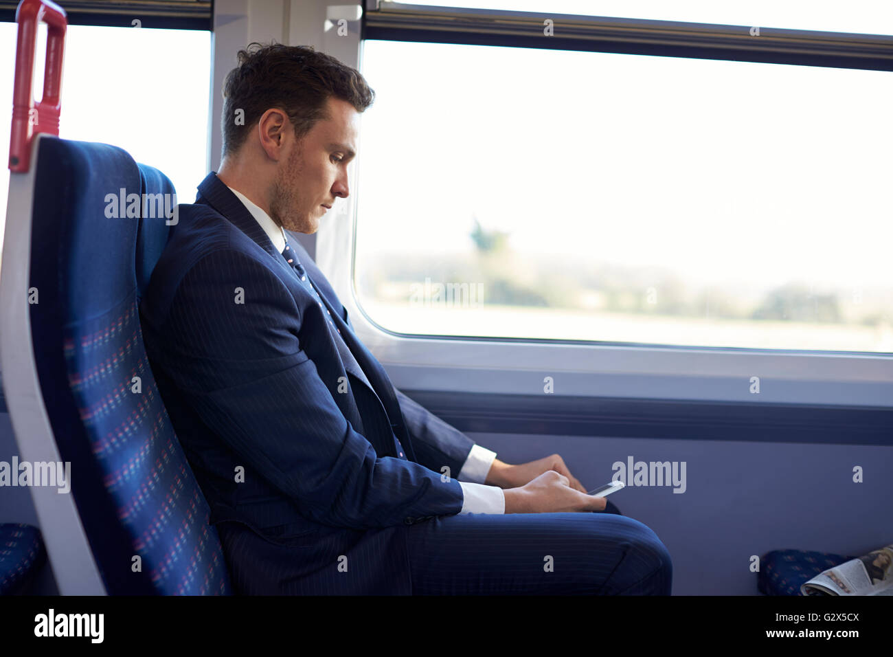 Geschäftsmann, die SMS-Nachricht auf Zug während pendeln lesen Stockfoto