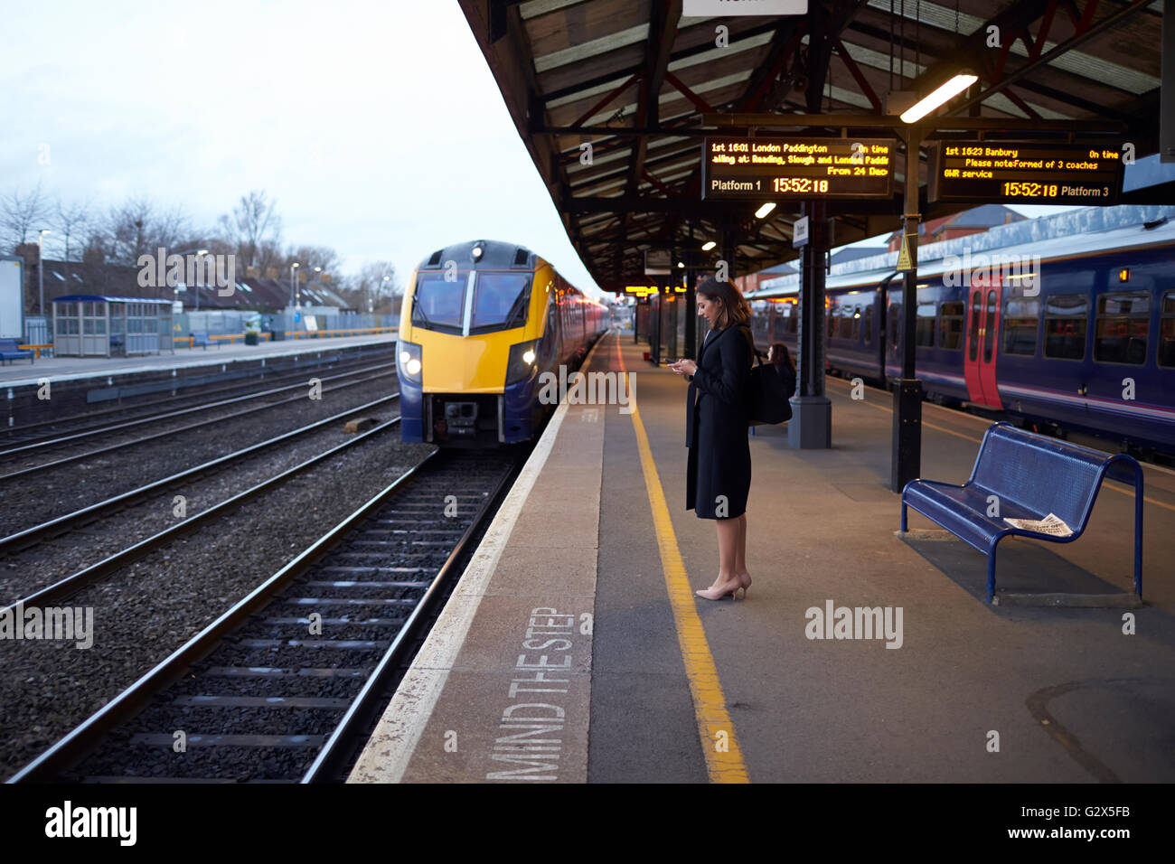 Geschäftsfrau auf Plattform warten auf Zug nach Hause Stockfoto