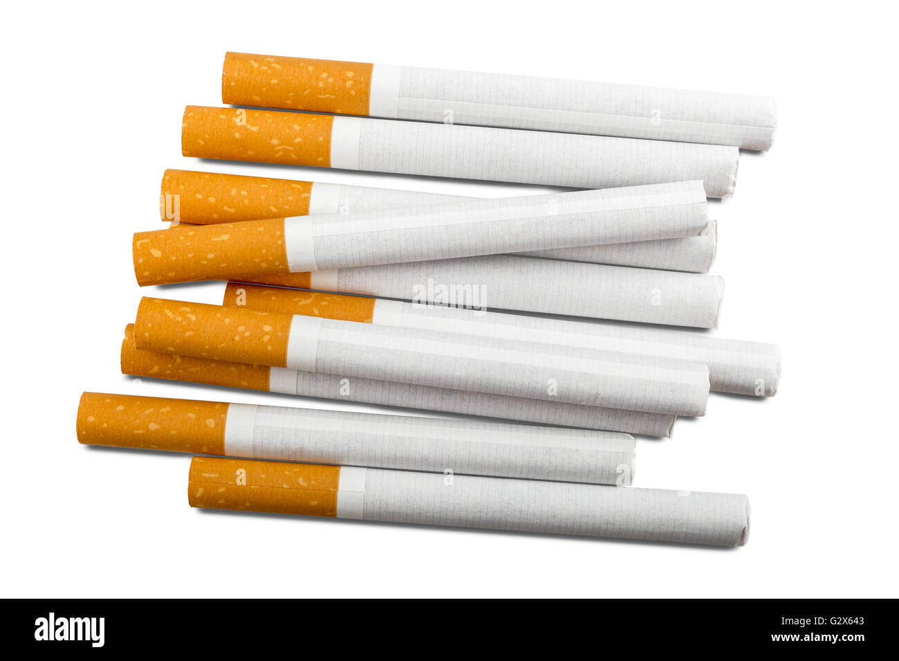 Draufsicht auf einen Haufen von Zigaretten auf weißem Hintergrund Stockfoto
