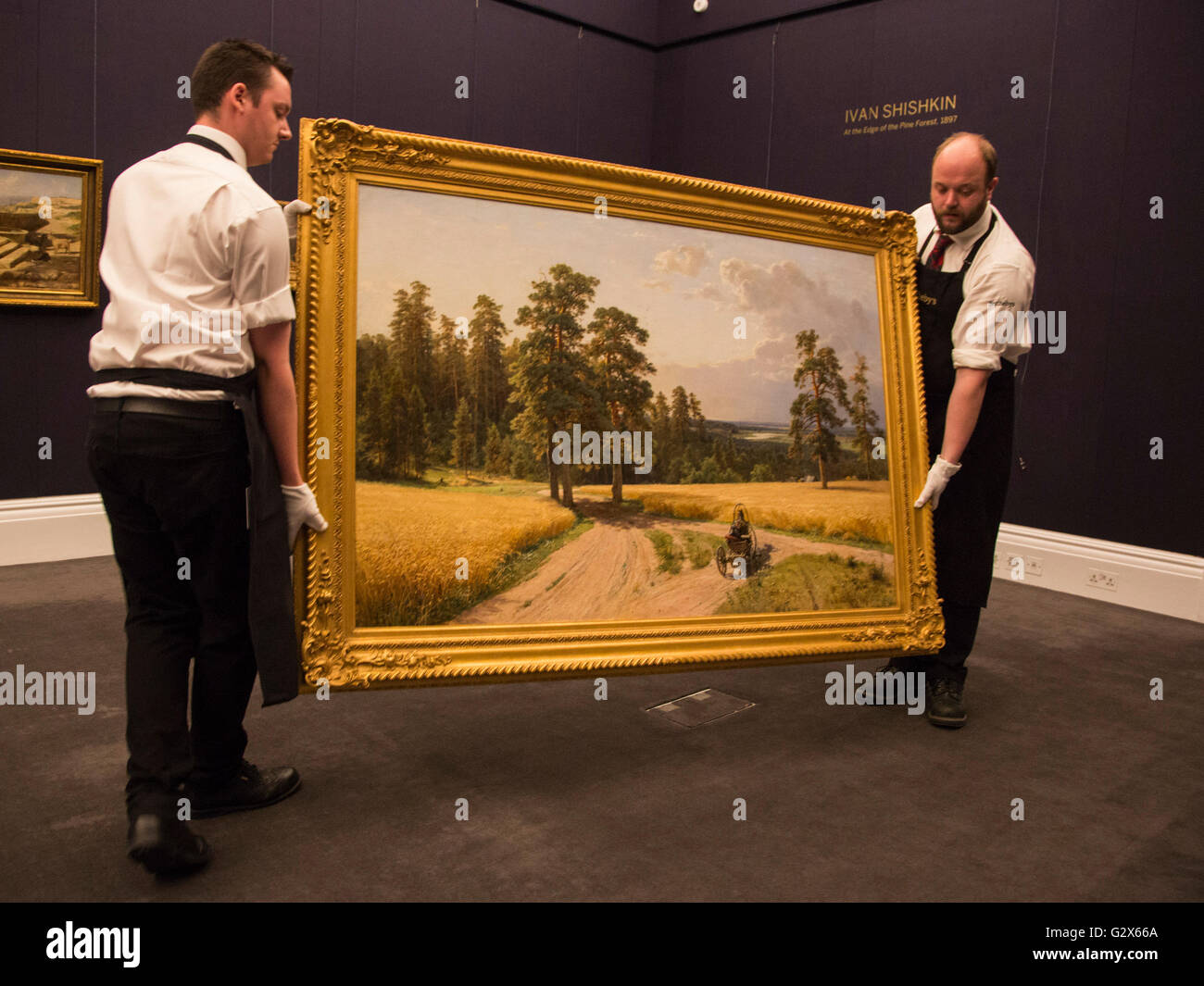 London, UK. 3. Juni 2016. Im Bild: am Rande des Kiefernwaldes, 1897 von Ivan Shishkin, est GBP 500.000-700, 000. Sotheby's Gegenwart highlights aus dem bevorstehenden russischer Kunst und zeitgenössische Osten Umsatz auf 7. Juni 2016 in London. Stockfoto