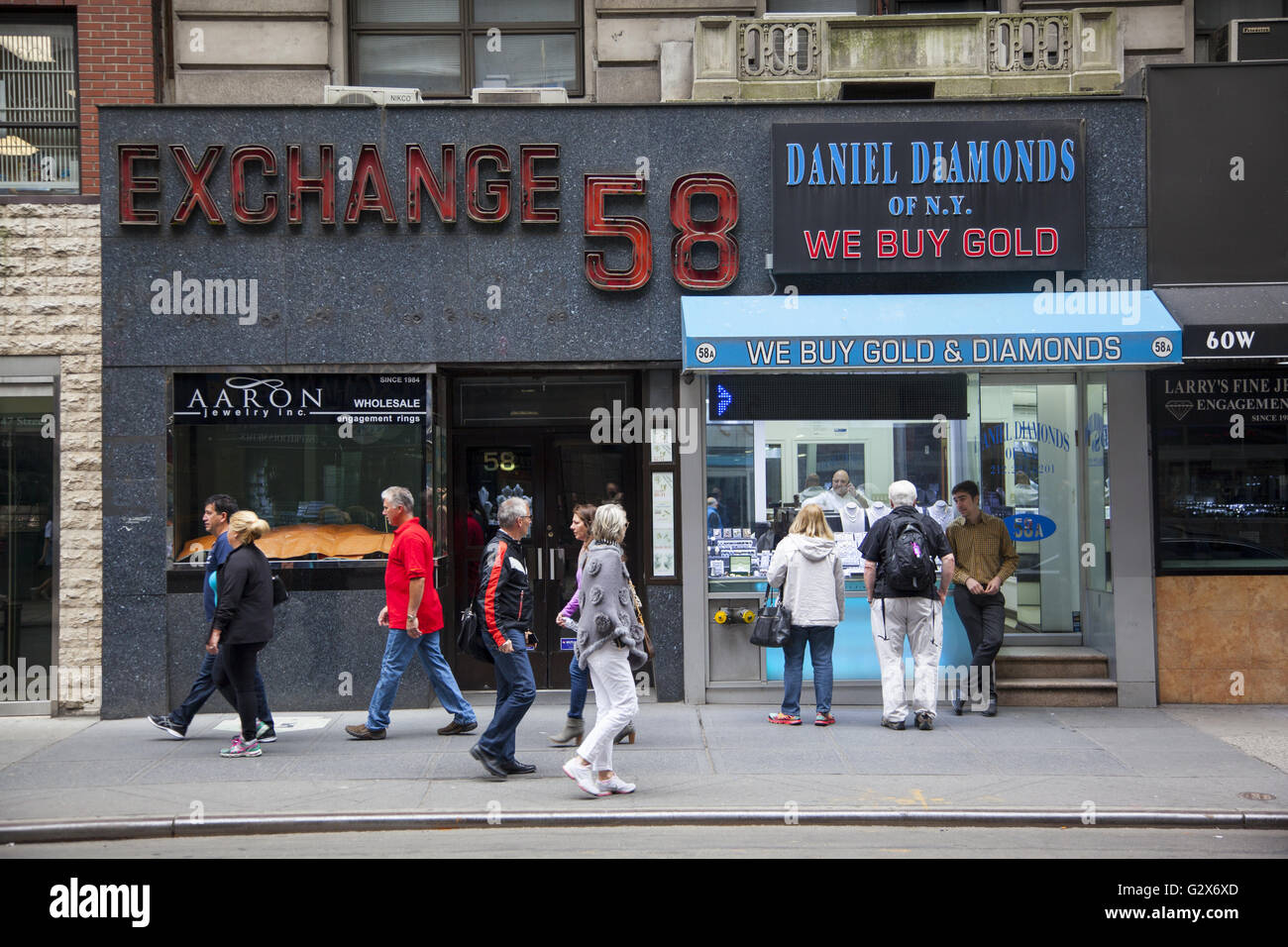 47th Street zwischen der 5. & 6. Avenue in Manhattan ist bekannt als die "Diamond District" in Midtown Manhattan. Stockfoto