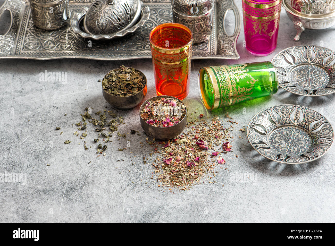 Kräutertee. Orientalische Teller und Gläser. Reisen Essen Hintergrund Stockfoto