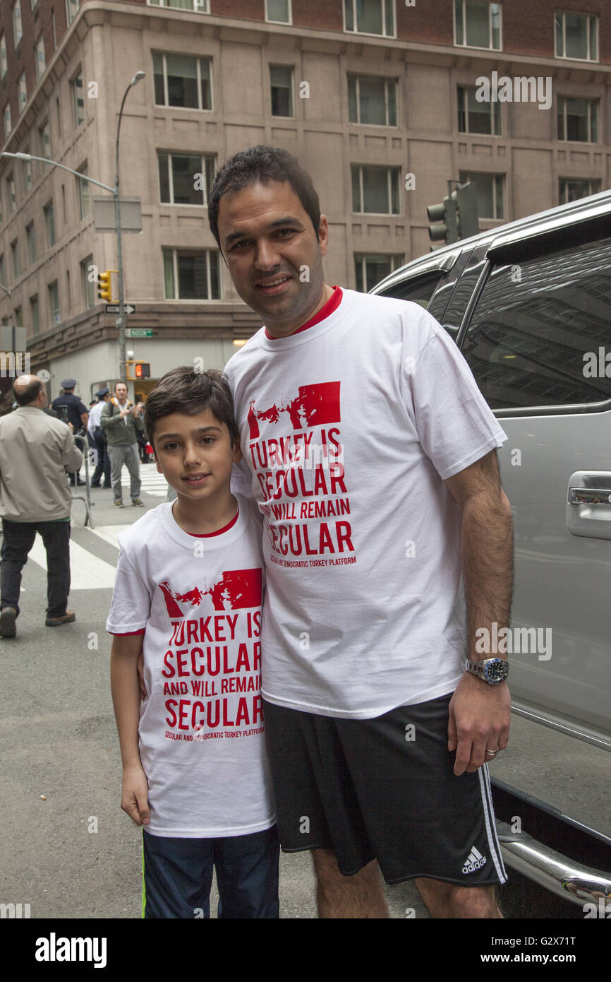 Vater und Sohn bei der türkischen Parade auf der Masdison Avenue in New York City. Stockfoto