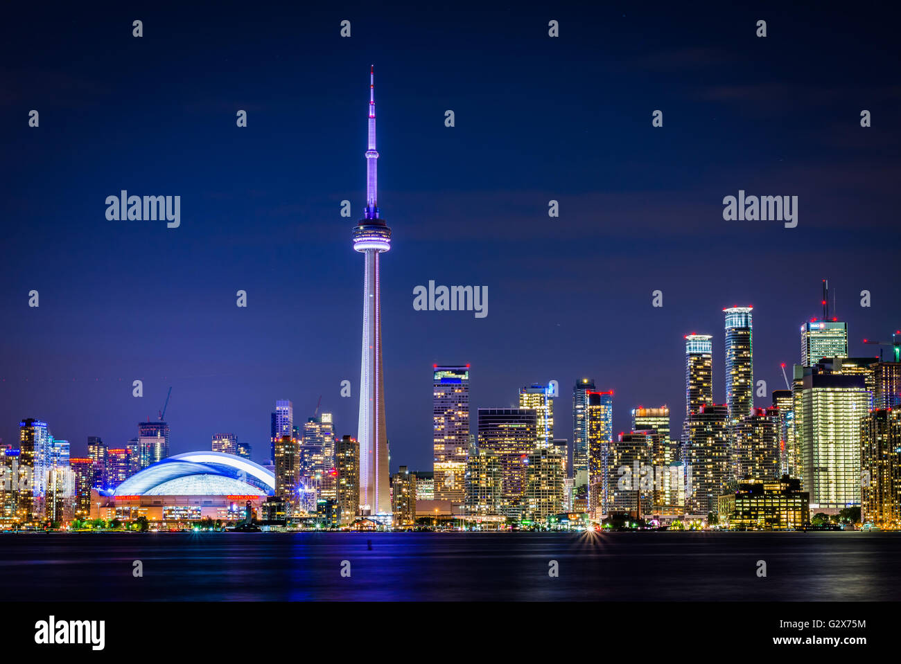 Blick auf die Skyline der Innenstadt in der Nacht vom Centre Island, in Toronto, Ontario. Stockfoto Blick auf die Skyline der Innenstadt in der Nacht vom Centre Island, in Toronto, Ontario. Stockfoto