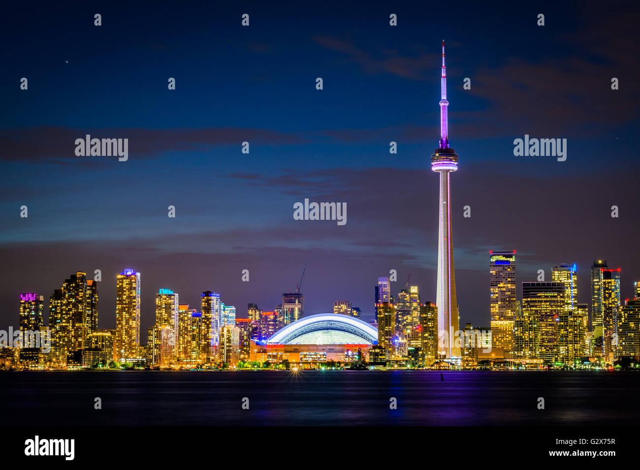 Blick auf die Skyline der Innenstadt in der Nacht vom Centre Island, in Toronto, Ontario. Stockfoto