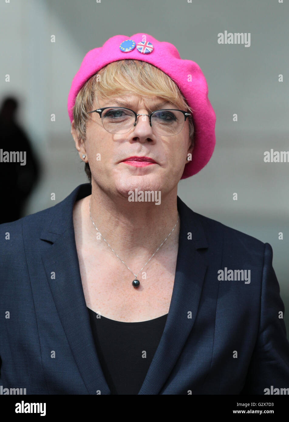 LONDON - 22. Mai 2016: Eddie Izzard gesehen, Teilnahme an der Andrew Marr Show in den BBC-Studios in London Stockfoto