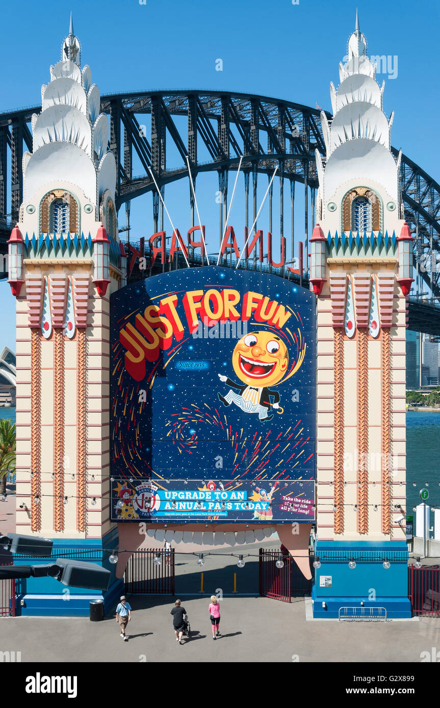 Blick auf Sydney Harbour Bridge und Eingang ragt bei Luna Park Sydney, Milsons Point, Sydney, New South Wales, Australia Stockfoto