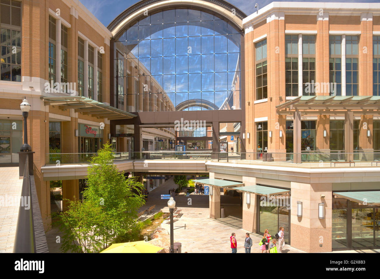 Shopping-Mall Architektur und Fußgänger in der Mittagspause roaming die Räumlichkeiten in der Innenstadt von Salt Lake City, Utah. Stockfoto