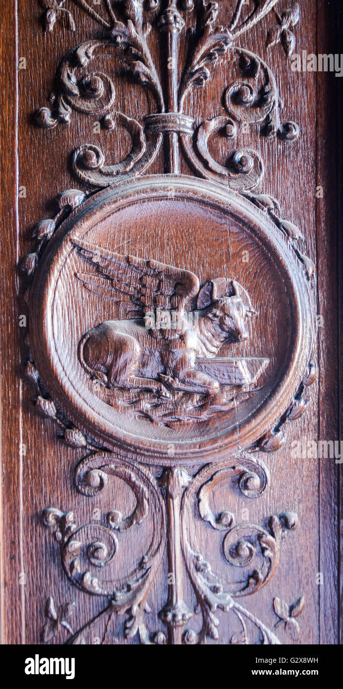 Geflügelte Ochsen mit Buch zwischen den Vorderbeinen, St Luke der Evangelist darstellt. Stockfoto