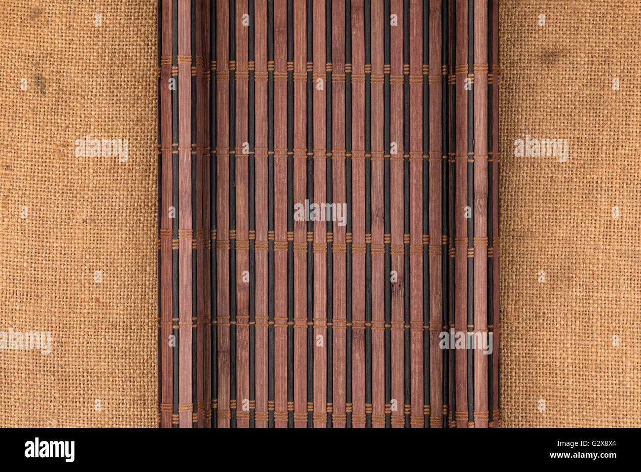 Bambusmatte in Form eines Manuskripts auf Sackleinen, Ansicht von oben Stockfoto