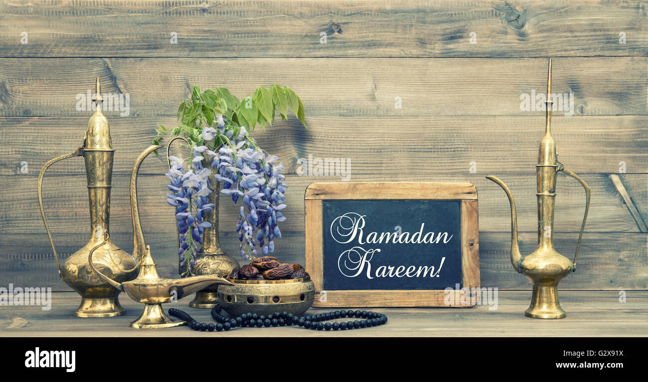 Ramadan Kareem. Goldene orientalische Dekorationen und islamische Rosenkranz.  Vintage-Stil getönten Bild Stockfoto