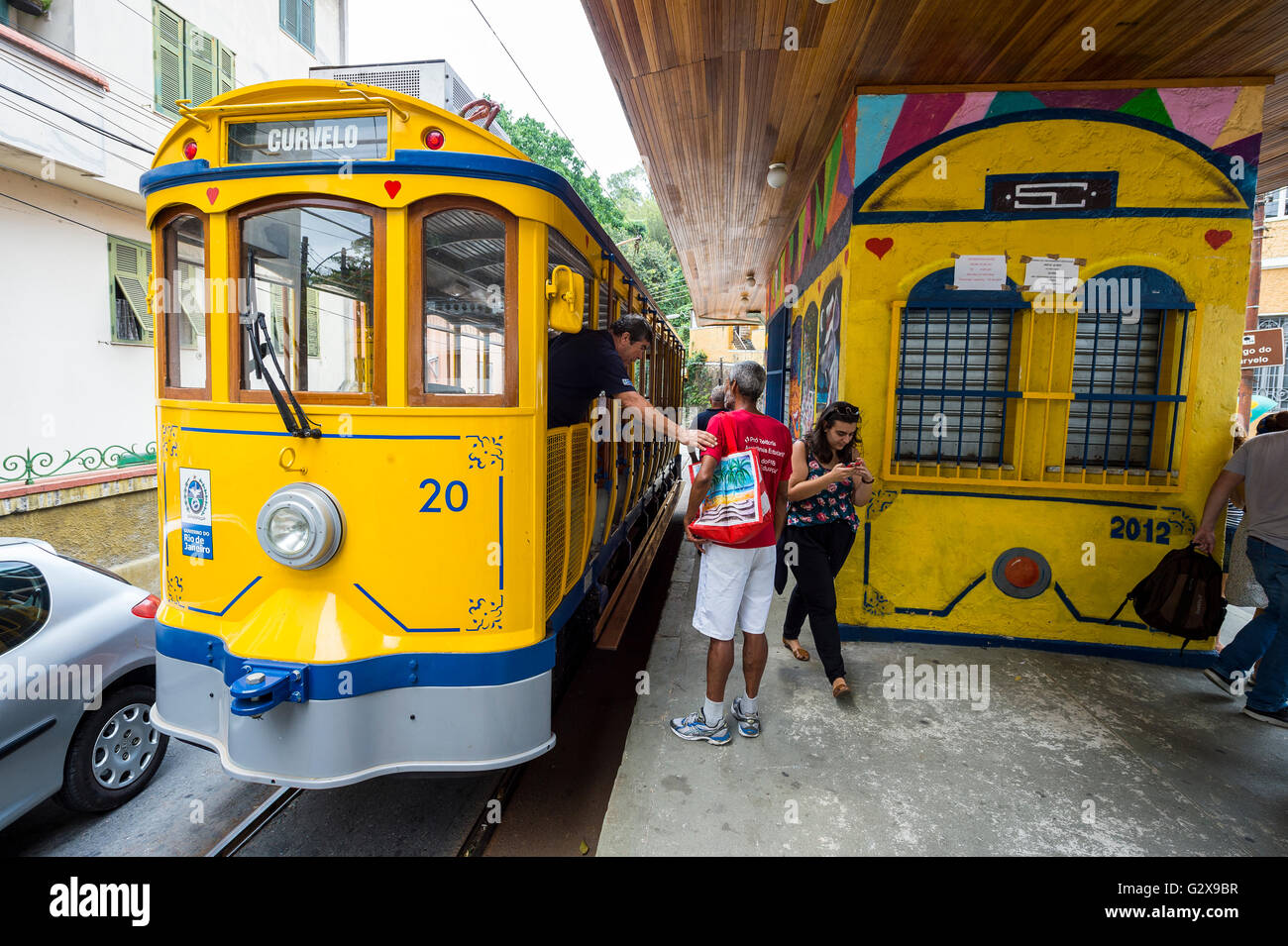 RIO DE JANEIRO - 28. März 2016: Touristen verlassen die neue Bonde Straßenbahn an der Haltestelle Curvelo in der beliebten Santa Teresa Nachbarschaft. Stockfoto