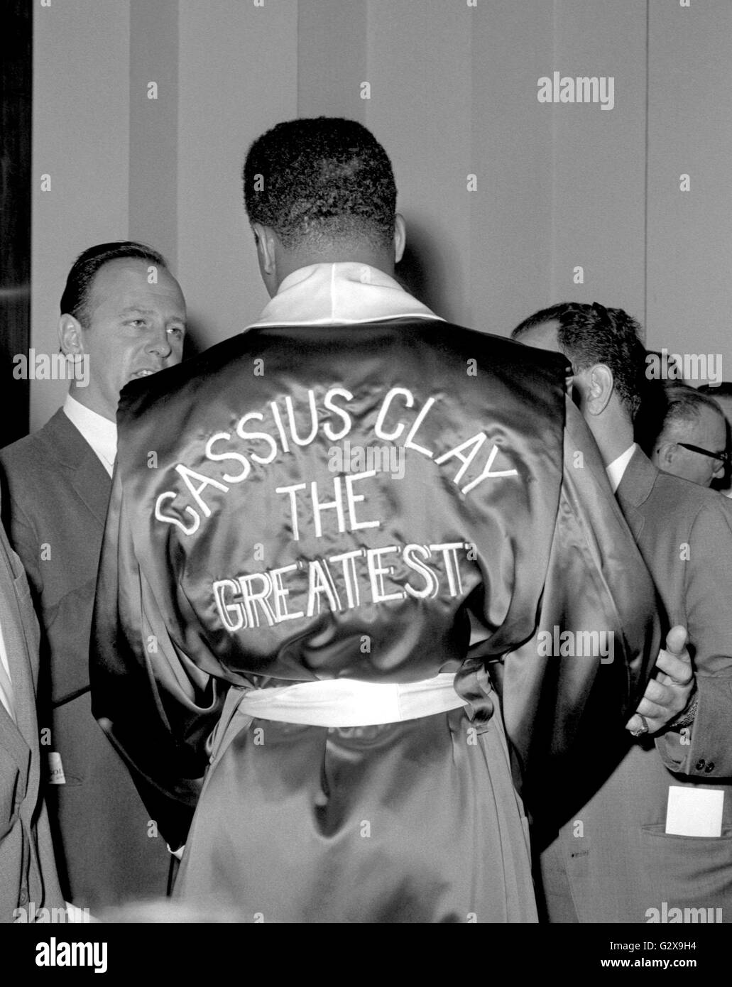 Foto vom 18.06.63 des Cassius Clay, bekannt als Muhammad Ali, an der Waage für seinen Kampf mit britischen Schwergewicht Henry Cooper im London Palladium, Ali im Alter von 74 Jahren gestorben ist. Stockfoto