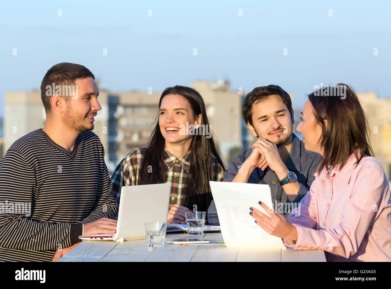 Gemischte Gruppe im Business-meeting Stockfoto