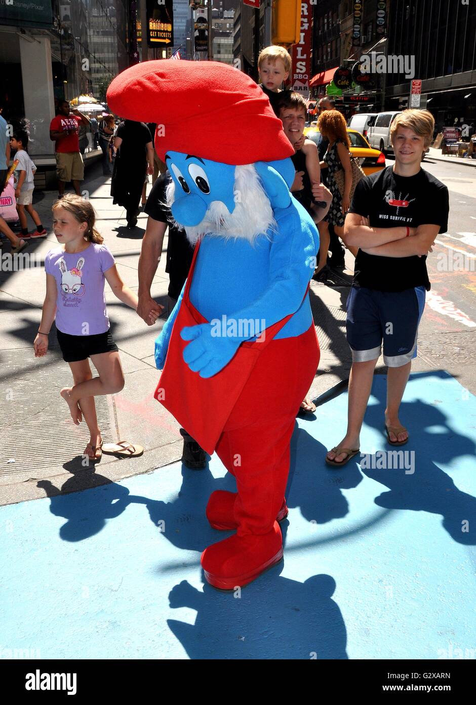 New York City Film Und Fernsehen Charakter Papa Schlumpf Mit Seinem Roten Tipp Tasche Posiert Fur Fotos Mit Touristen Auf Dem Times Square Stockfotografie Alamy