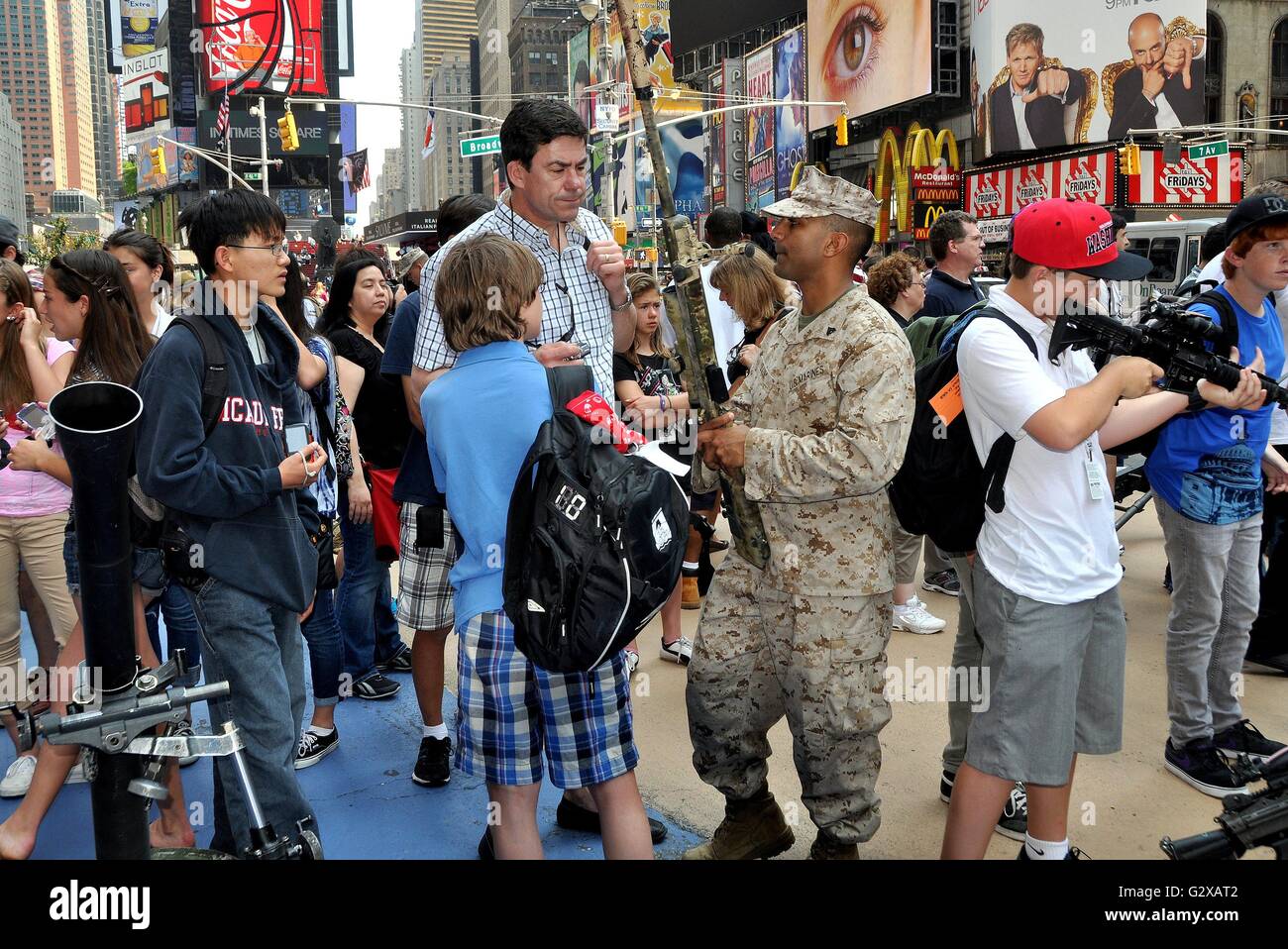 New York City Touristen erfahren Sie mehr über ein High-Power Gewehr von einem US-Armee Soldaten während der Fleet Week Feierlichkeiten gekleidet Stockfoto