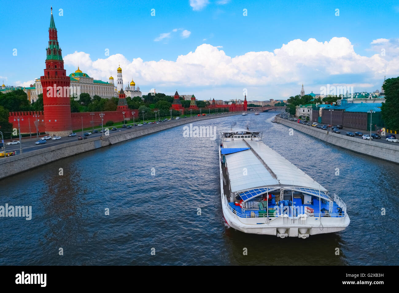 Ansicht des Moskauer Kreml und großen Lastkahn auf Fluss, Russland Stockfoto