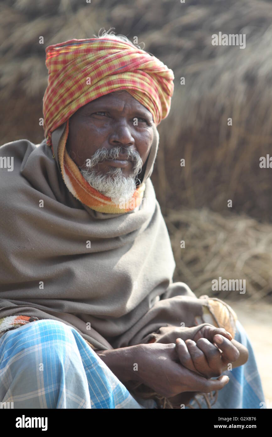 Dorfbewohner in West bengal.the Streiflicht, weißen Bart und Turban Hay Stack Hintergrund hinzufügen Schönheit zum Porträt Stockfoto