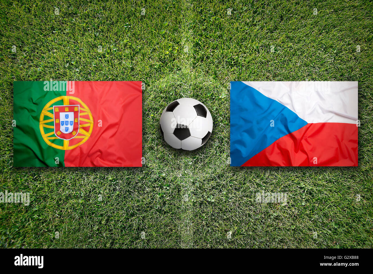 Portugal vs. Tschechische Republik Flaggen auf einem grünen Fußballfeld Stockfoto