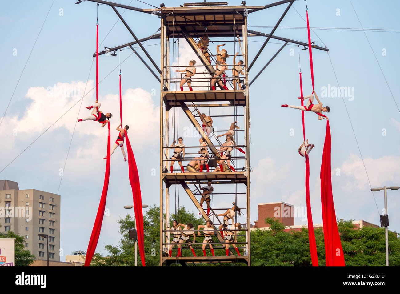 Montréal Complètement Cirque Festival Show "Duelle" im Ort Émilie-Gamelin (2015) Stockfoto