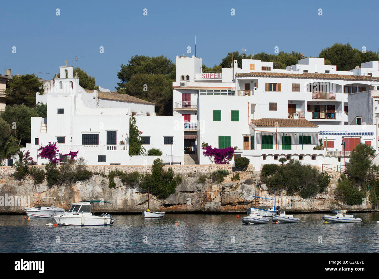 Stadt mit Kirche, Portopetro, Mallorca, Mallorca, Balearen, Spanien Stockfoto