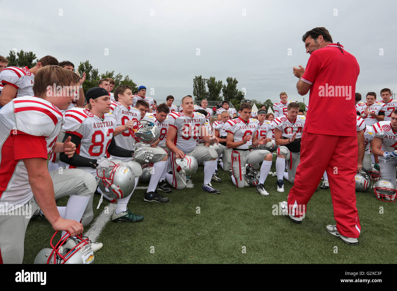 American Football Head Coach Horst Obermayer spricht mit seinem Team in der Huddle österreichischen Junioren National Team vs. Budapest Stockfoto