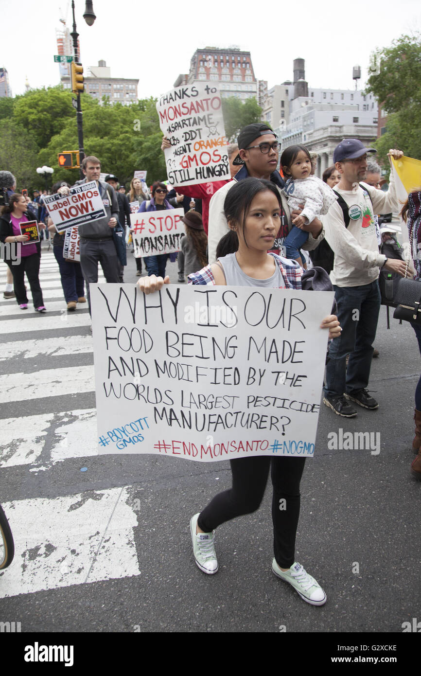 März und Demonstration gegen Monsanto und gentechnisch veränderte Lebensmittel auf der Straße in New York City. Stockfoto