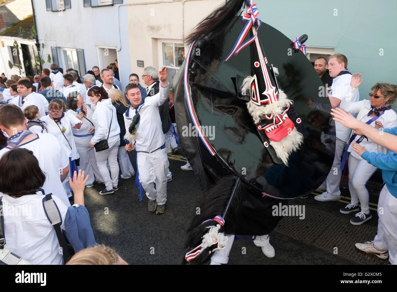 Die 'Obby Oss' macht seinen Weg durch die Straßen von Padstow am 1. Mai Stockfoto