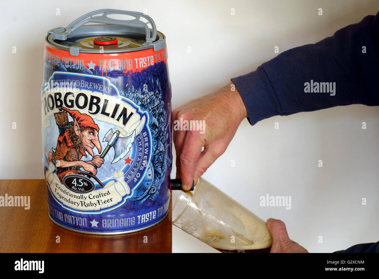 Man gießt ein Pint Hobgoblin Ruby Bier aus England Wychwood brewery Stockfoto