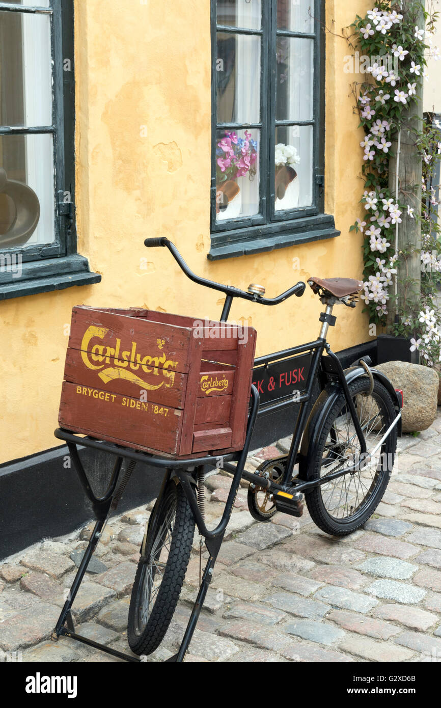Altes Fahrrad Werbung Carlsberg Lager propped up außerhalb in einem alten Gebäude im historischen Fischerdorf Dragør in Dänemark Stockfoto