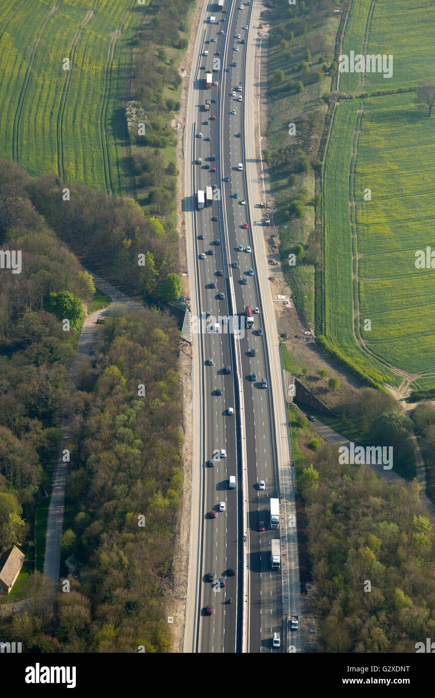 Luftaufnahme des Verkehrs auf der M1 Autobahn durch die Landschaft in Derbyshire gehen Stockfoto