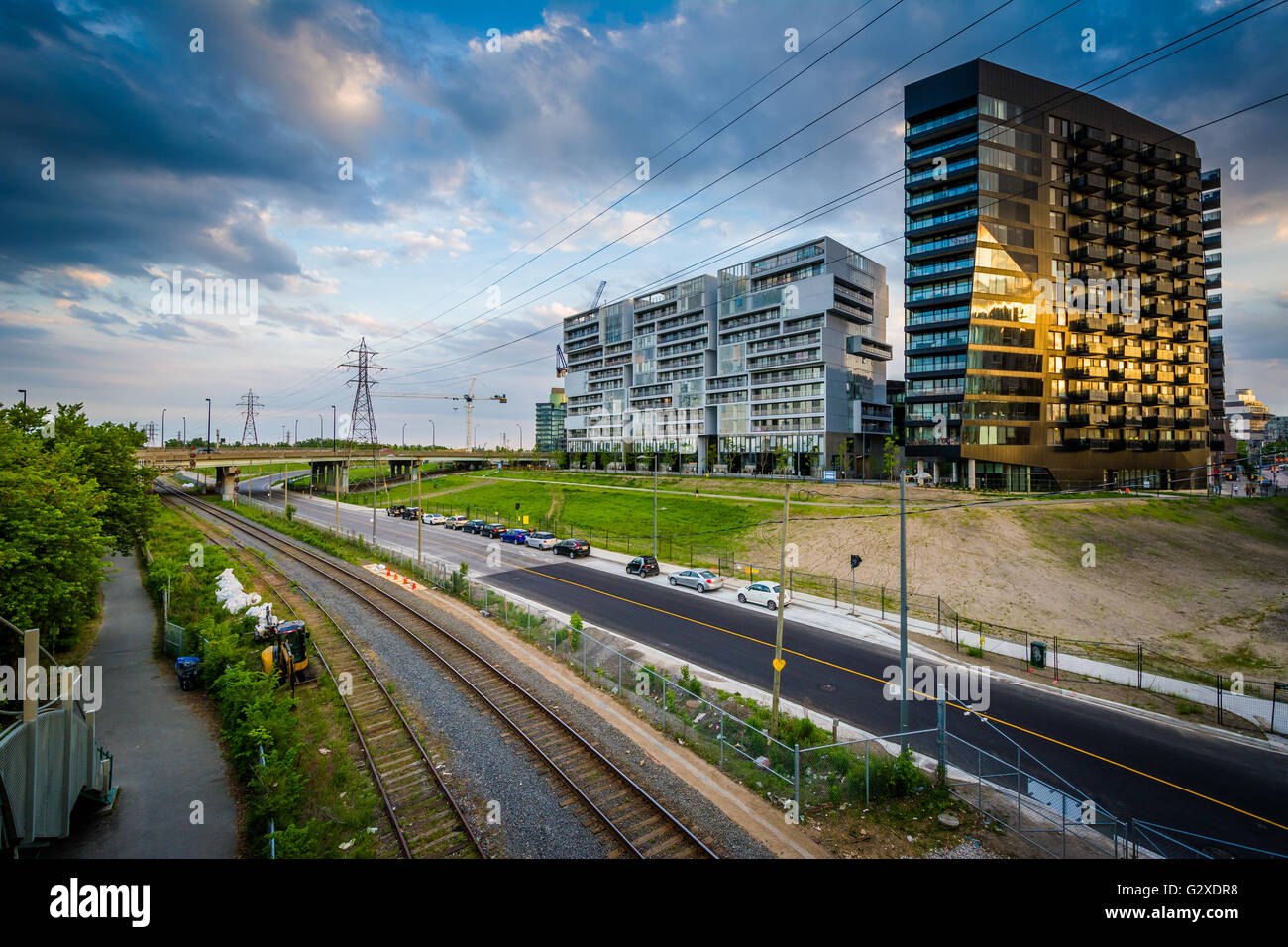 Eisenbahnschienen und Eigentumswohnung Hochhäuser entlang des Flusses Don in Toronto, Ontario. Stockfoto Eisenbahnschienen und Eigentumswohnung Hochhäuser entlang des Flusses Don in Toronto, Ontario. Stockfoto
