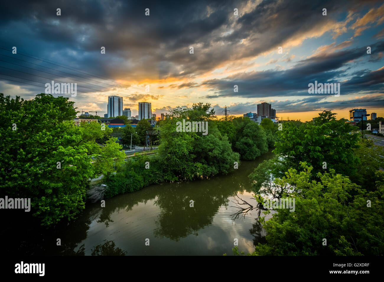 Sonnenuntergang über dem unteren Don River, in Toronto, Ontario. Stockfoto Sonnenuntergang über dem unteren Don River, in Toronto, Ontario. Stockfoto