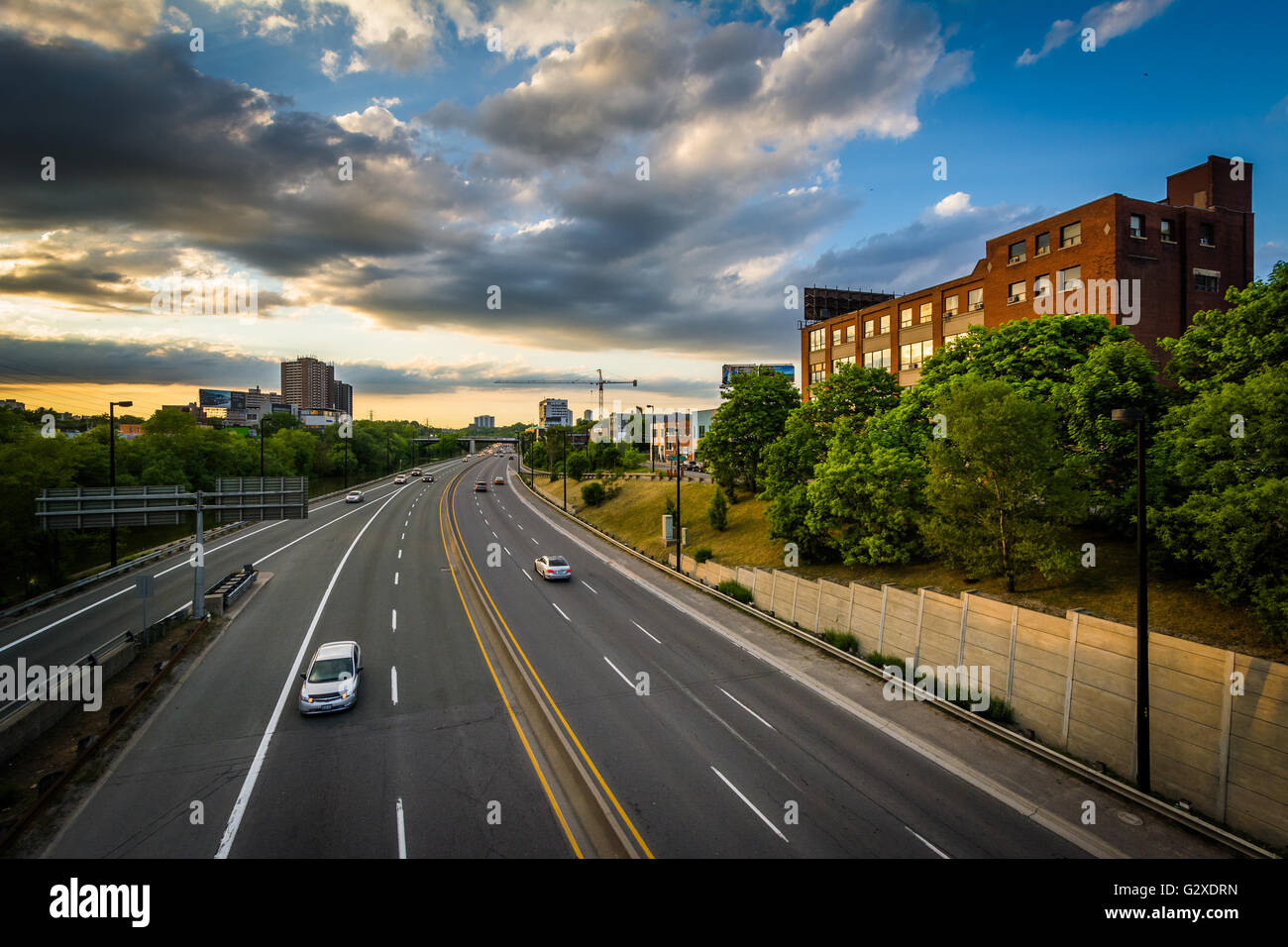 Der Don Valley Parkway bei Sonnenuntergang, in Toronto, Ontario. Stockfoto Der Don Valley Parkway bei Sonnenuntergang, in Toronto, Ontario. Stockfoto