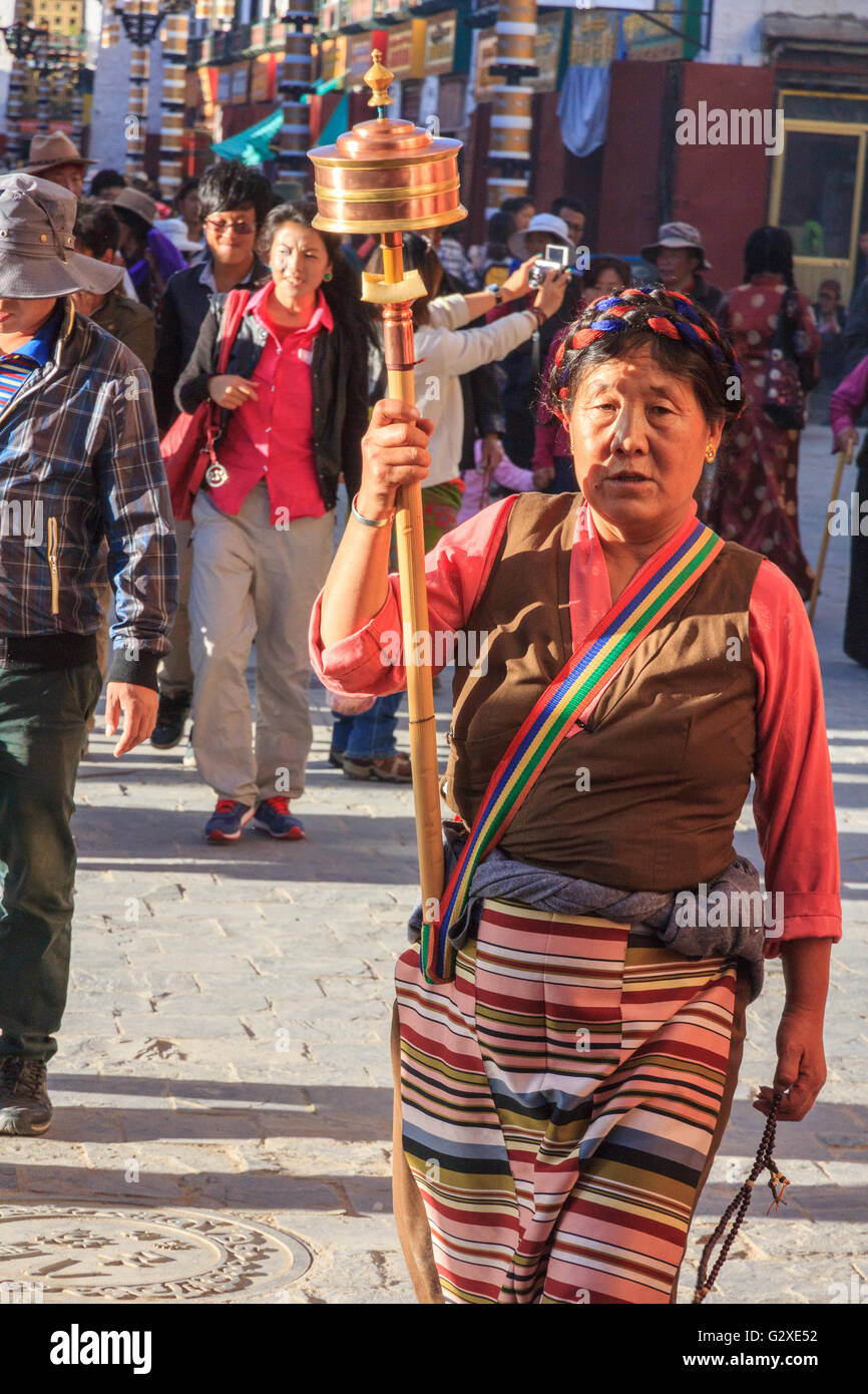 [Nur zur redaktionellen Verwendung] Tibetische Frauen, gekleidet in einem traditionellen Chuba und halten eine Gebetsmühle zu Fuß die Barkhor Kora in Lhasa Stockfoto