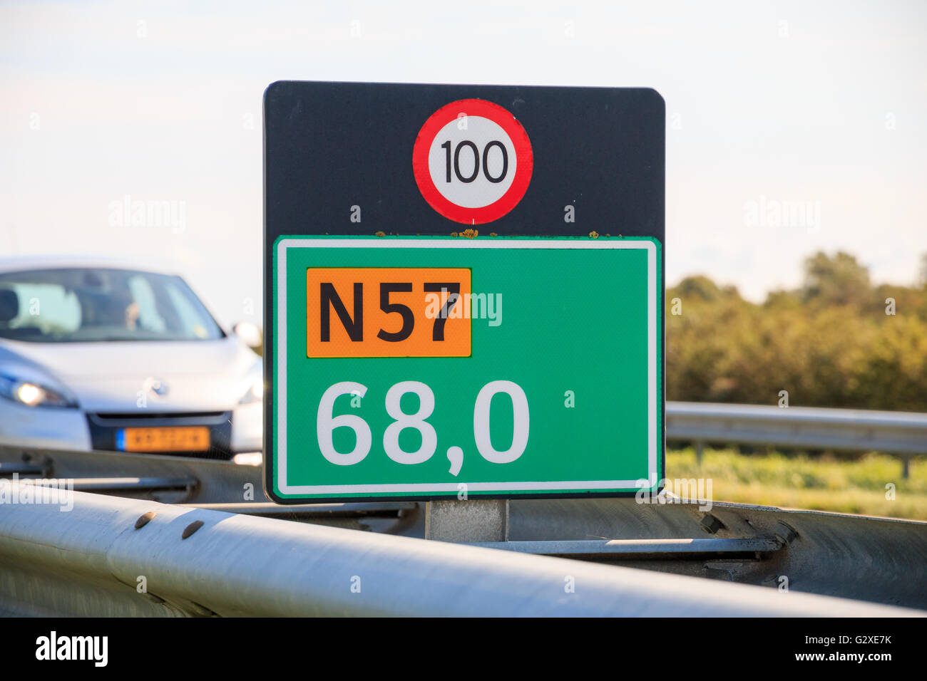 Kombinierte Kilometer Marker und Tempolimit unterzeichnen N57 unterwegs in der Provinz Zeeland, Niederlande Stockfoto