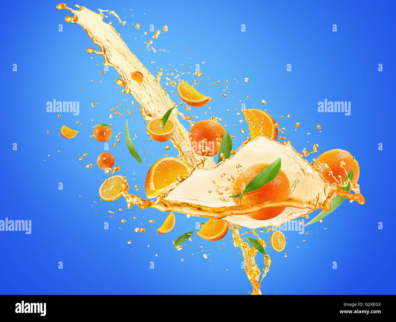 Orangensaft-Spritzer auf dem blauen Hintergrund. Stockfoto