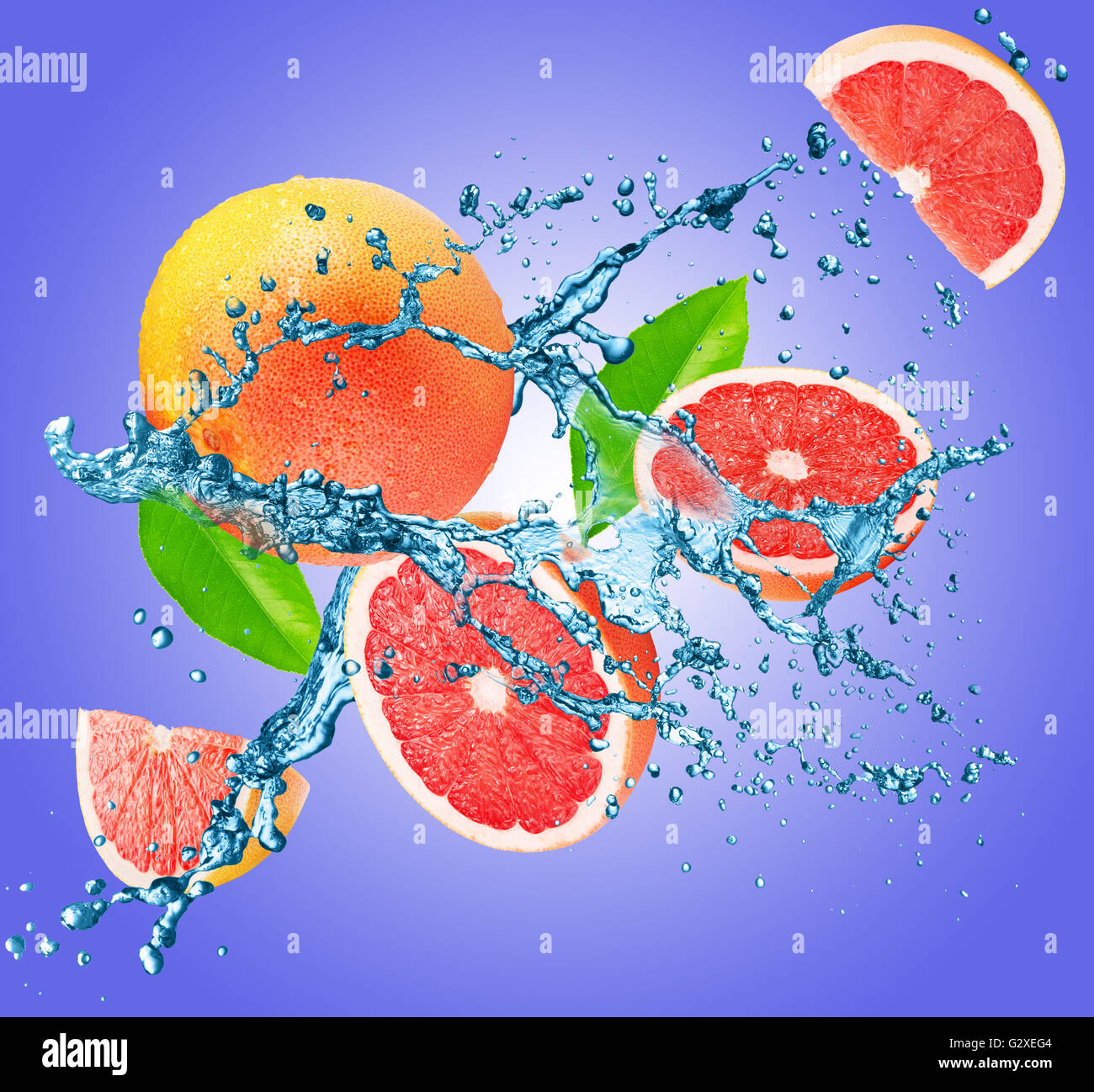 Spritzwasser mit Grapefruit auf dem blauen Hintergrund. Stockfoto