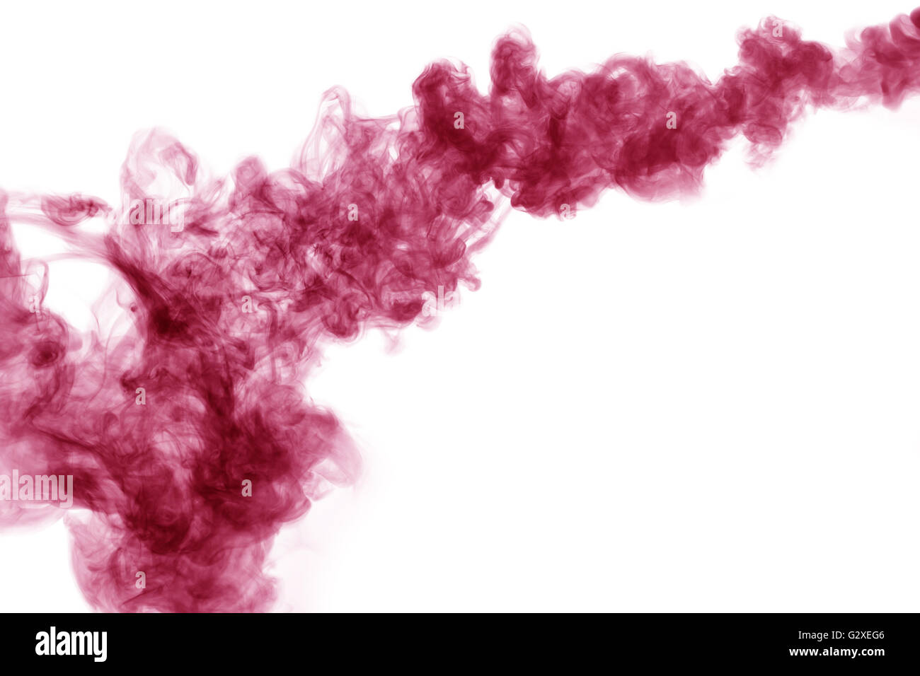 roter Rauch auf dem weißen Hintergrund isoliert. Stockfoto