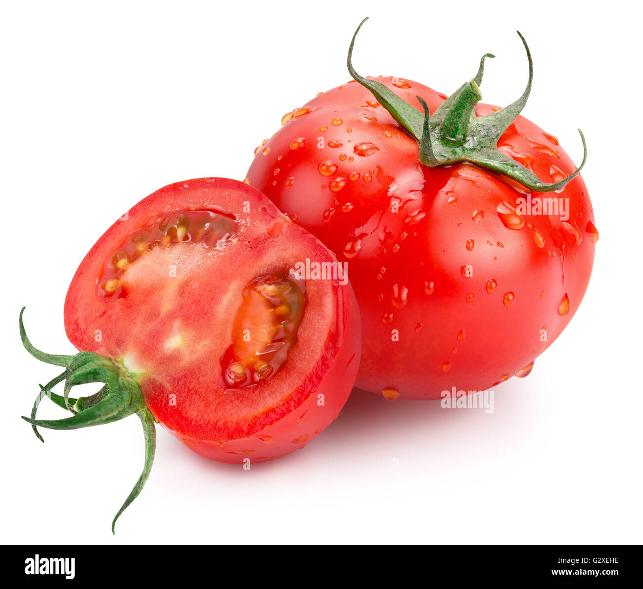 Tomaten mit Wassertropfen auf dem weißen Hintergrund isoliert. Stockfoto