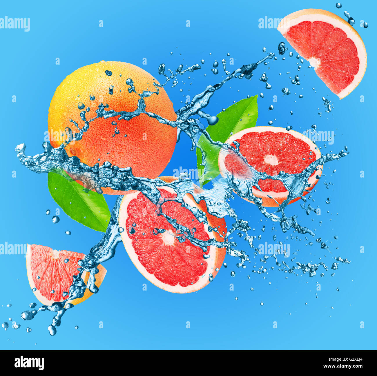 Spritzwasser mit Grapefruit auf dem blauen Hintergrund. Stockfoto
