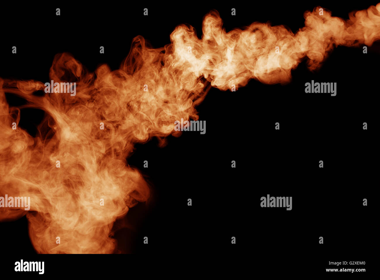 Feuer brach auf dem schwarzen Hintergrund. Stockfoto