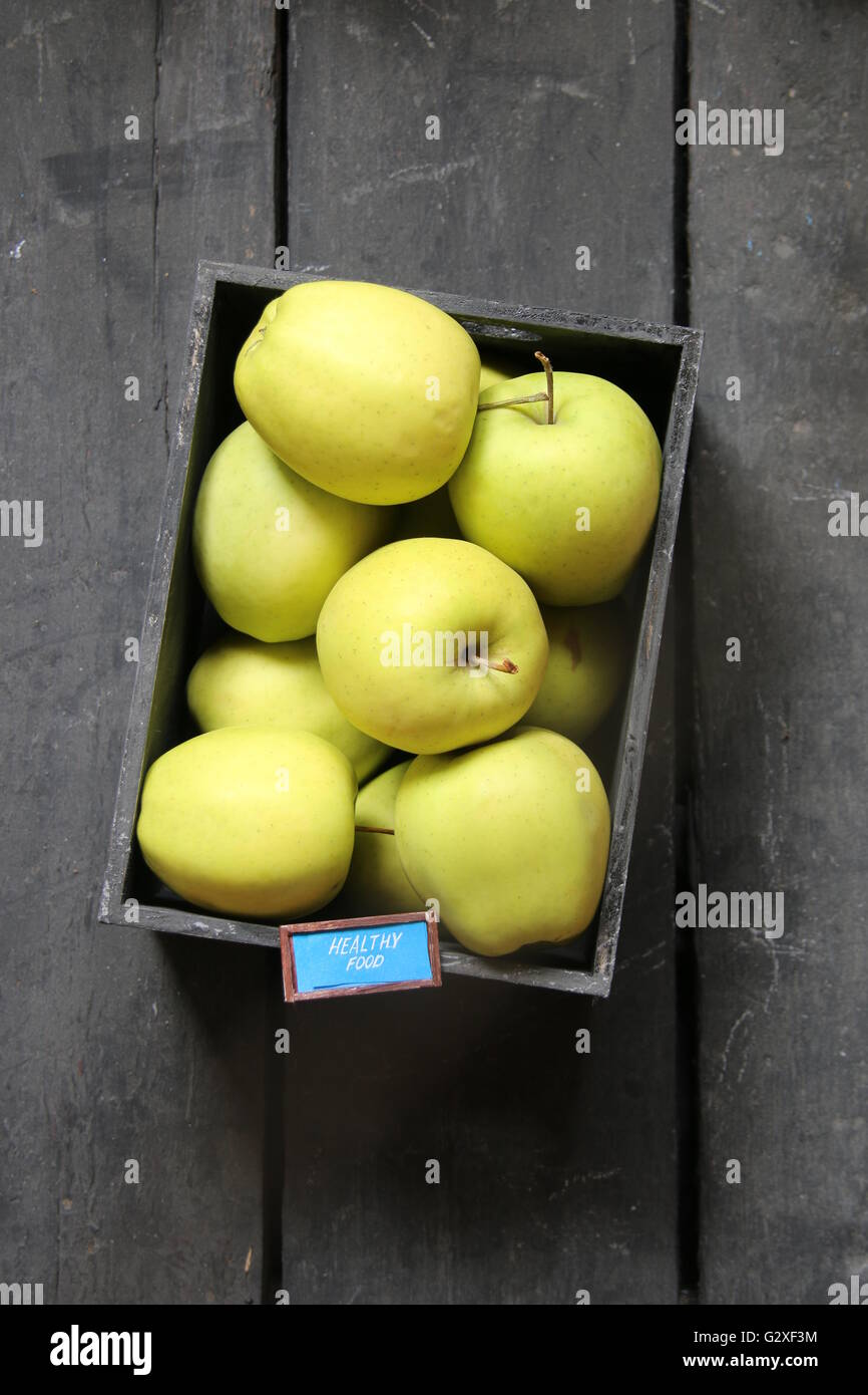 gesunde Ernährung-Konzept - Text und frischen Äpfeln Stockfoto