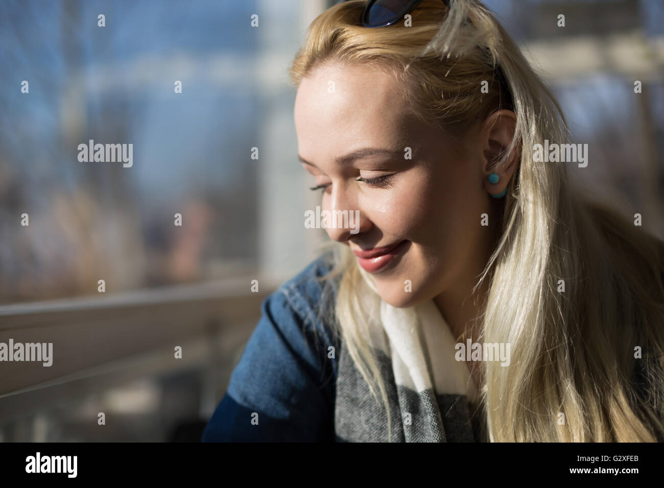 Ausruhen, entspannen, genießen. Das Mädchen im Sommer Innenhof Café. Lounge-Bereich. Stockfoto