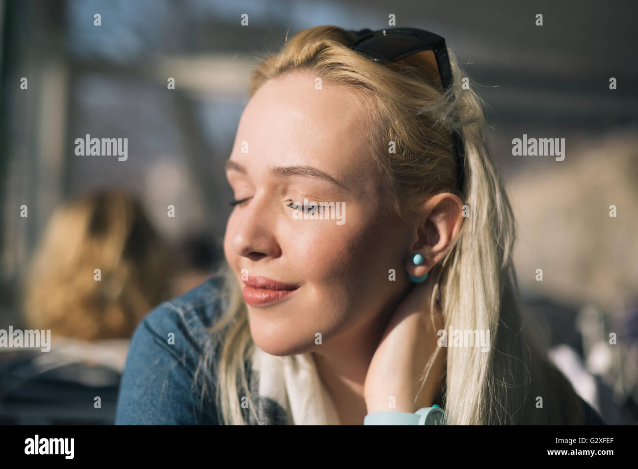 Ausruhen, entspannen, genießen. Das Mädchen im Sommer Innenhof Café. Lounge-Bereich. Stockfoto