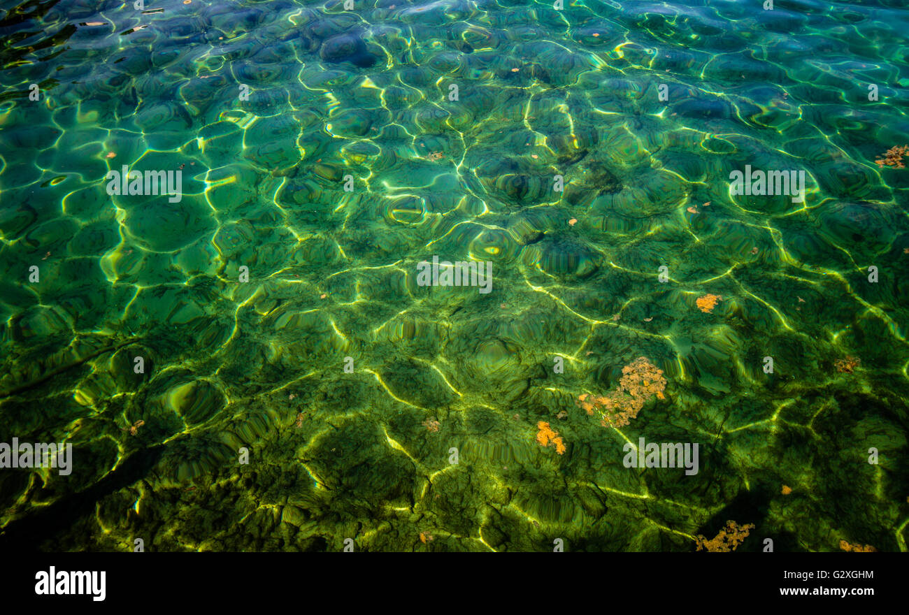 Kristall sauberen unberührten Gewässern der großen Seen. Die Sonne spiegelt sich in türkisblauem Wasser des Lake Huron. Stockfoto