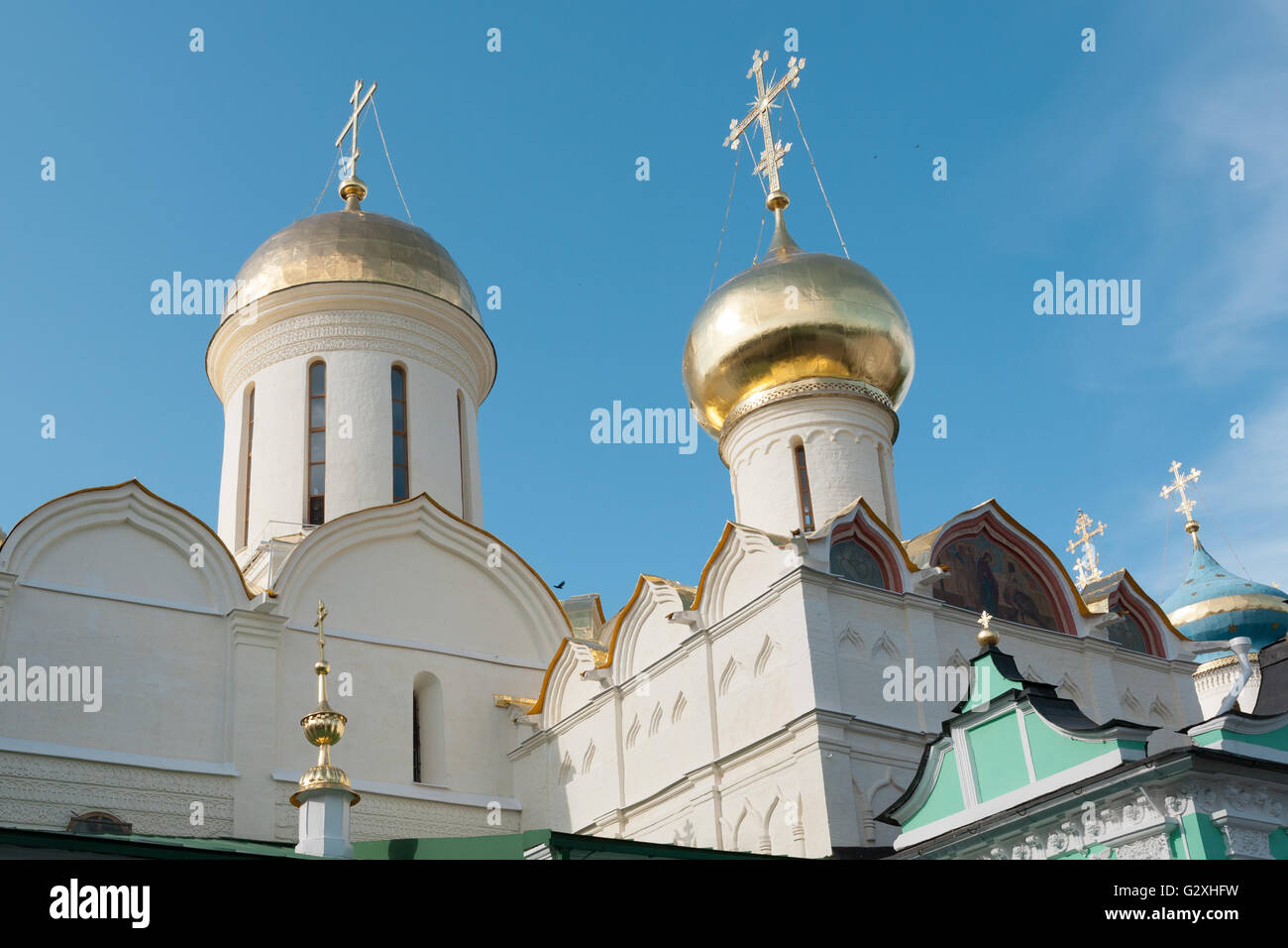 Sergiyev Posad, Russland - 1. Juni 2016: Gold Kuppeln der Dreifaltigkeits-Kathedrale im Höhlenkloster Troiza-Sergiyevsky in der Stadt Sergiye Stockfoto